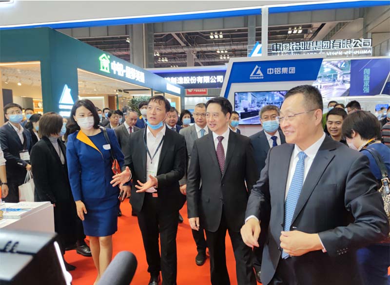 鋁板廠家_全國政協(xié)常委、中國有色金屬工業(yè)協(xié)會黨委書記葛紅林等領導到公司展位參觀指導