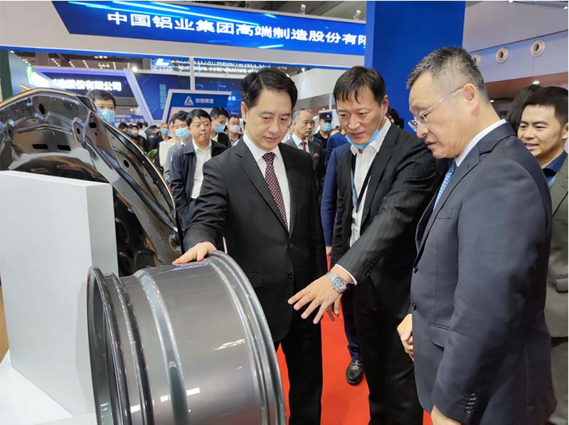 鋁板廠家_全國政協(xié)常委、中國有色金屬工業(yè)協(xié)會黨委書記葛紅林等領導到公司展位參觀指導